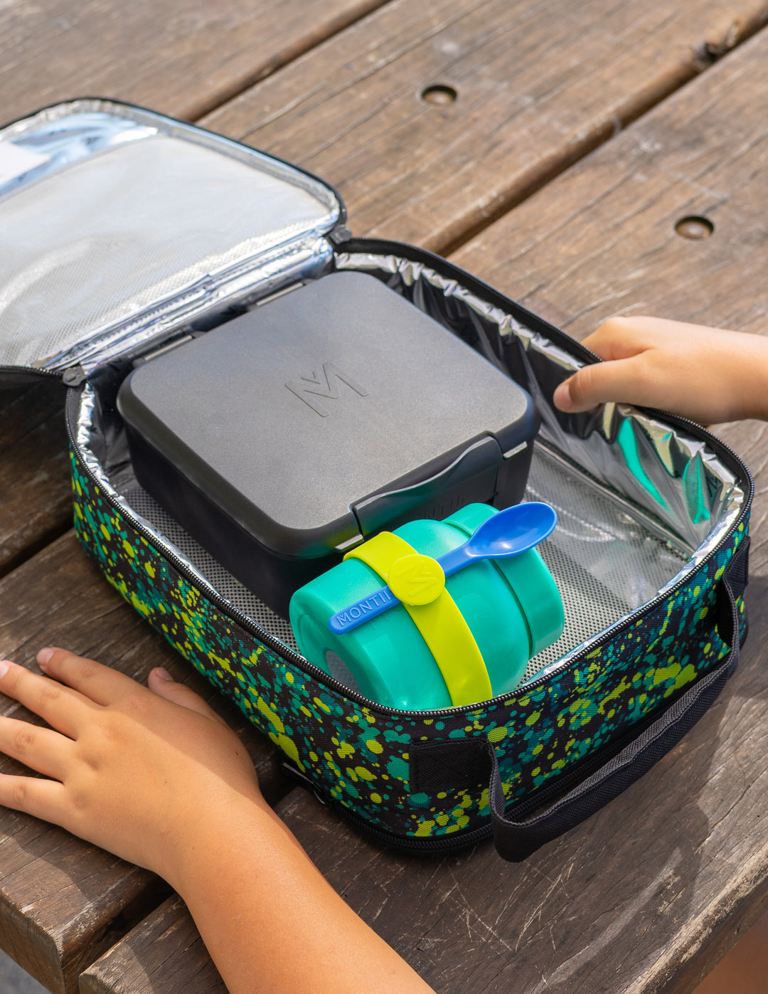 Insulated food thermos in lunchbox 